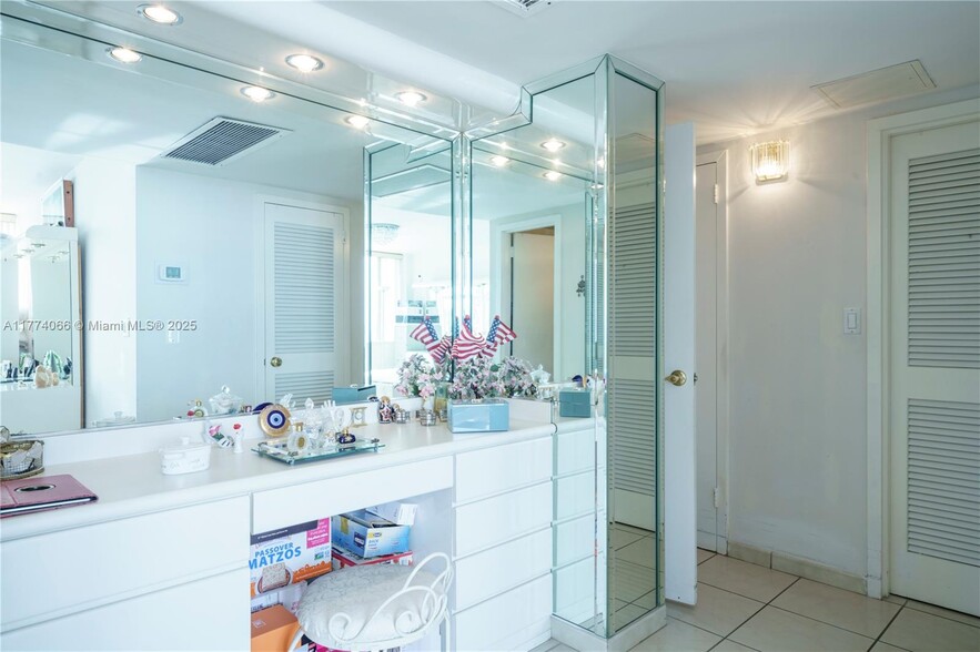 Building Photo - 3140 S Ocean Dr