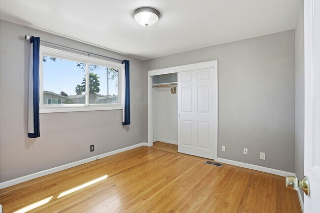 Building Photo - 933 Barstow Ct