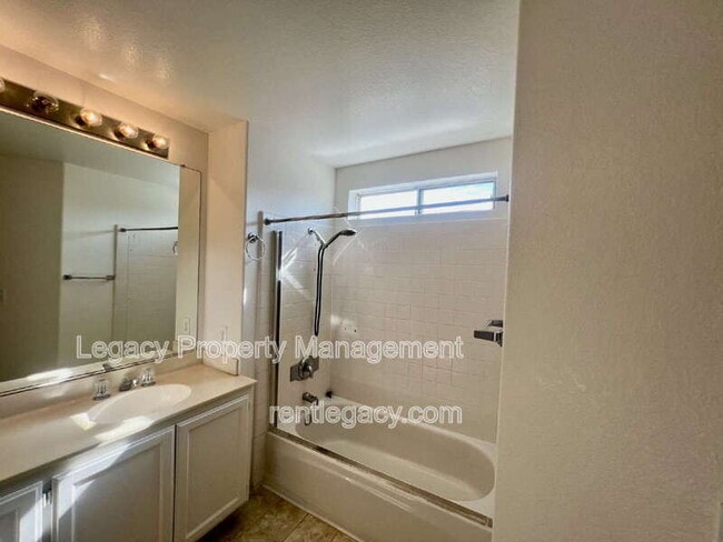 Building Photo - 2750 Parkview Terrace