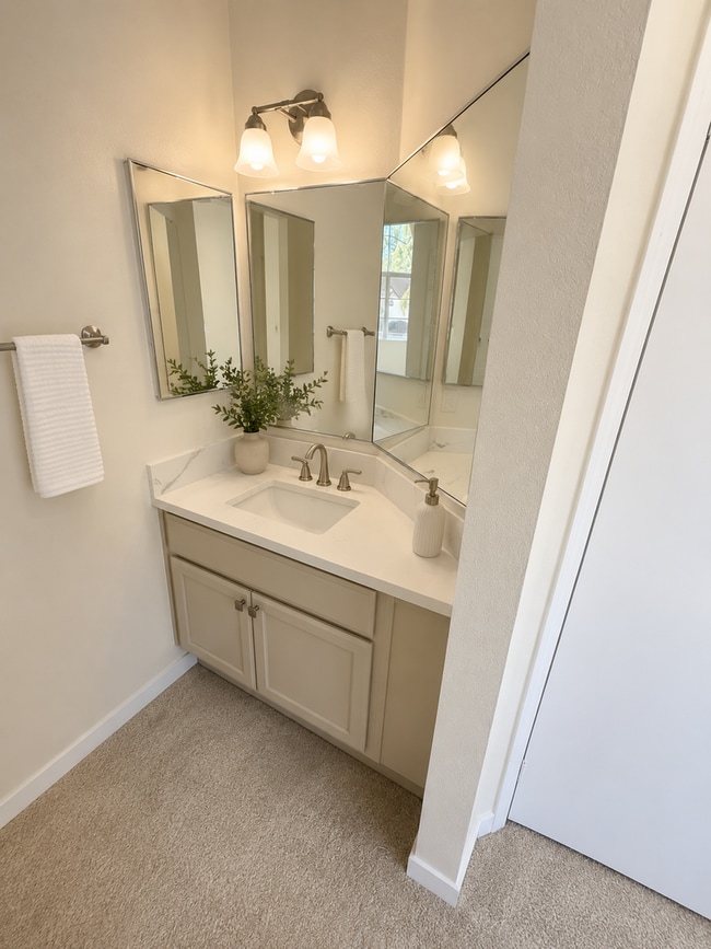 Building Photo - Stunning 4br/3 bath in Quiet Oceanside neighborhood