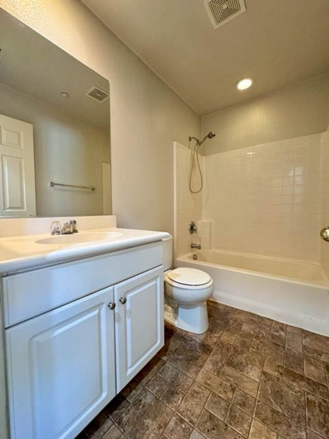 Building Photo - 3 bedroom Murrieta Condo in the gated Will...