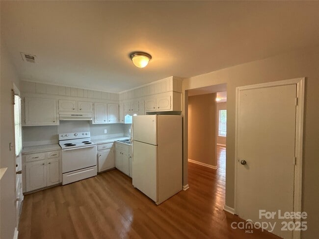 Building Photo - 409 Hawley Ave