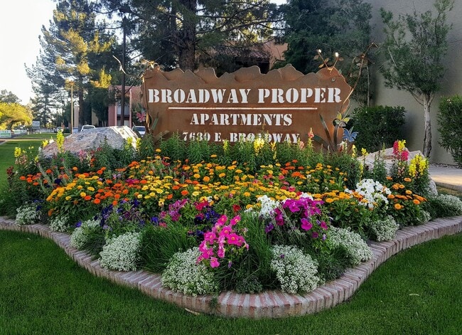 Building Photo - Broadway Proper