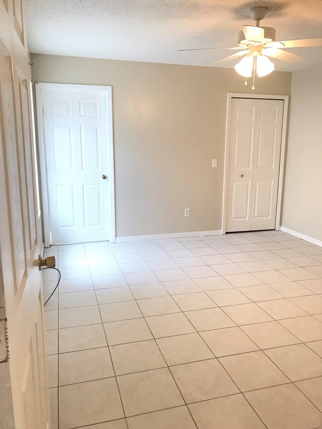 Building Photo - **COMING SOON**  3/2/2  Conveniently Located