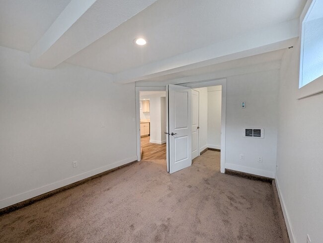 Building Photo - Cozy 1-Bedroom with Bonus Room and Modern Touches in Prime West Seattle Location