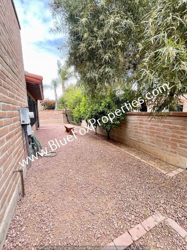 Building Photo - 7876 N Sendero Tres