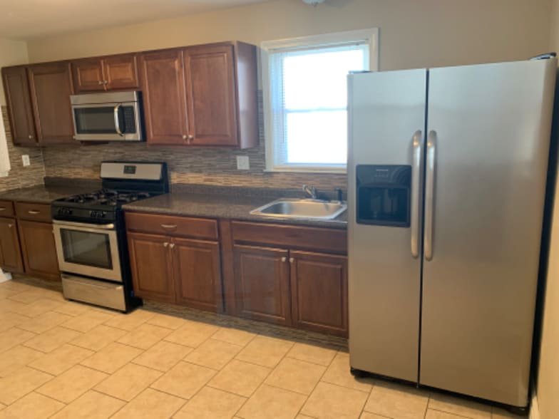 Building Photo - 609 Cambridge St