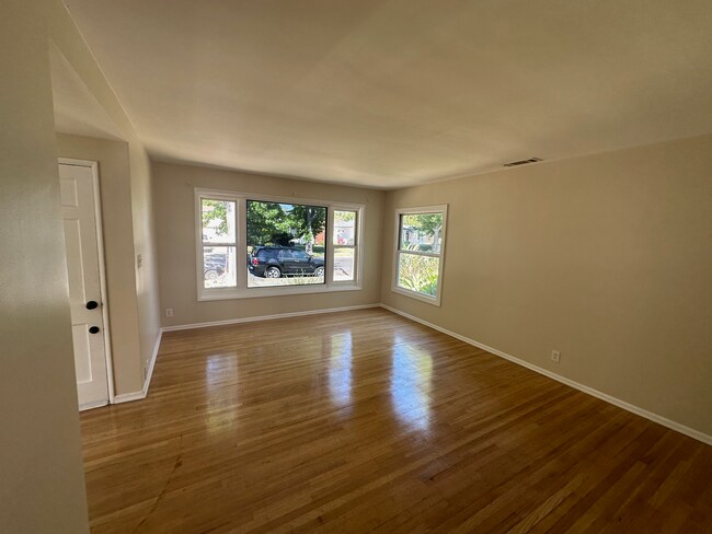 Building Photo - 3169 S Bentley Ave