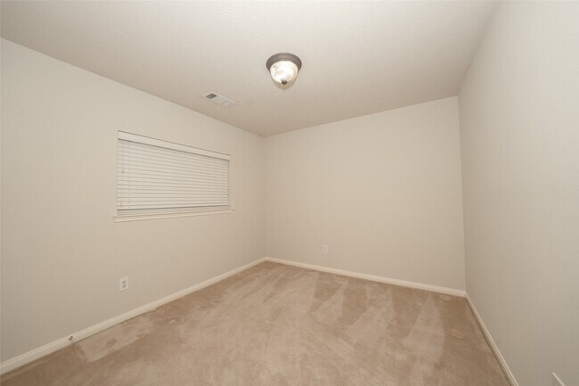 Building Photo - 21315 River Knoll Ln