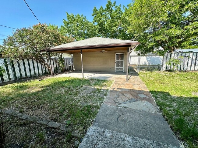 Building Photo - Spacious 3 Bedroom/1.5 Bath with a Bonus Room