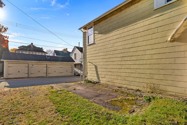 Building Photo - 607 Murray St