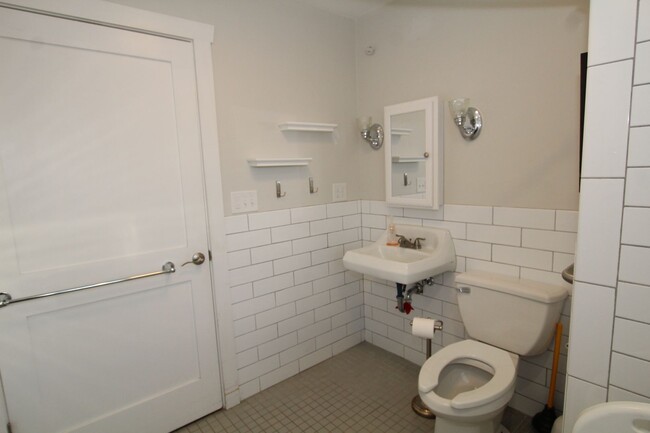 Building Photo - 2 Bedroom, fully furnished and ADA complia...