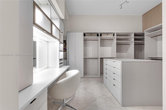 Building Photo - 900 Brickell Key Blvd
