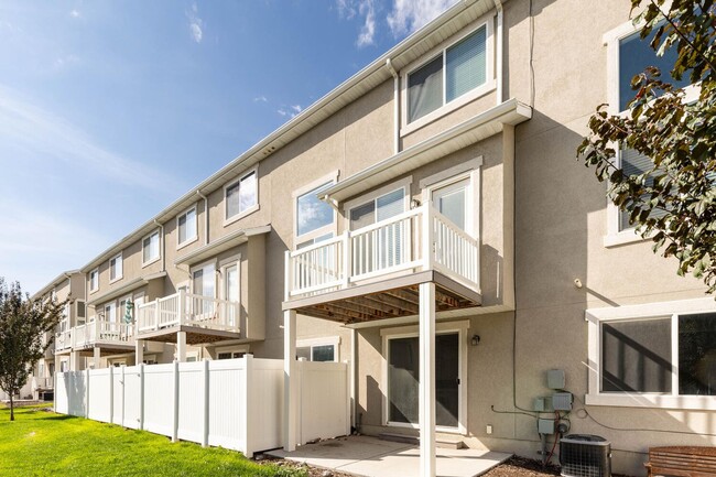 Building Photo - Bright and Charming Townhome Nestled in th...