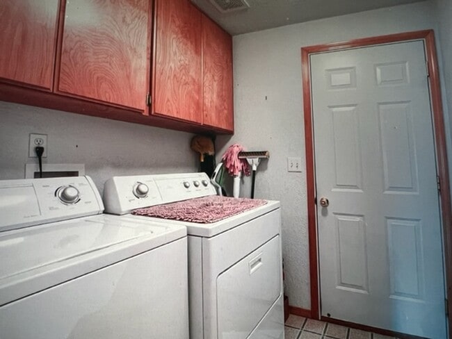Building Photo - Beautiful Central Point 3 Bedroom 2 Bath Home