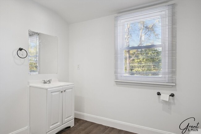 Building Photo - 4 bedroom $1550