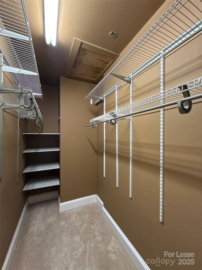 Building Photo - 127 N Tryon St