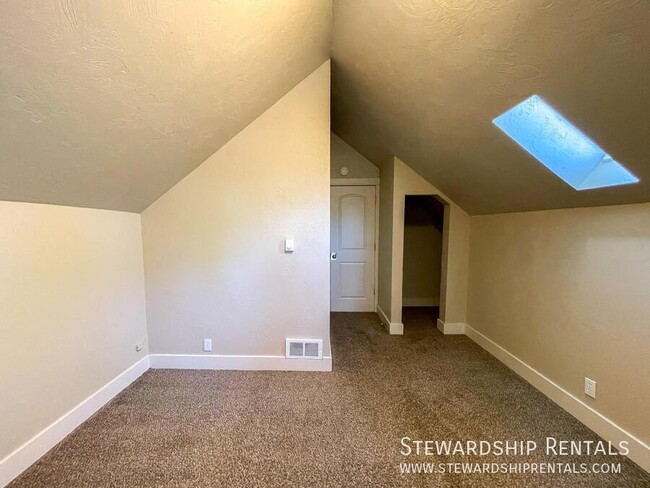 Building Photo - 5 Bd Close to Campus!