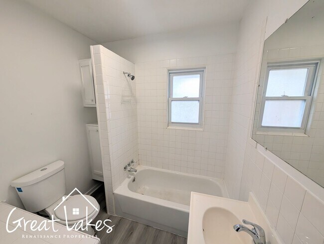 Building Photo - Stunning 3 Bedroom 1 Bathroom now availabl...