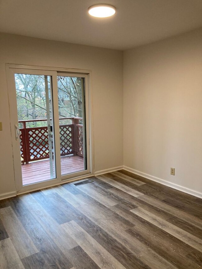 Building Photo - Newly renovated condo in Donelson