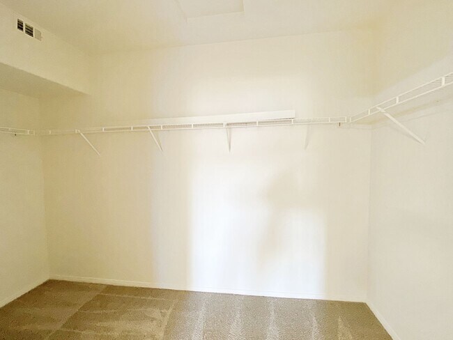 Building Photo - 1 BEDROOM CONDO IN HENDERSON GATED COMMUNITY