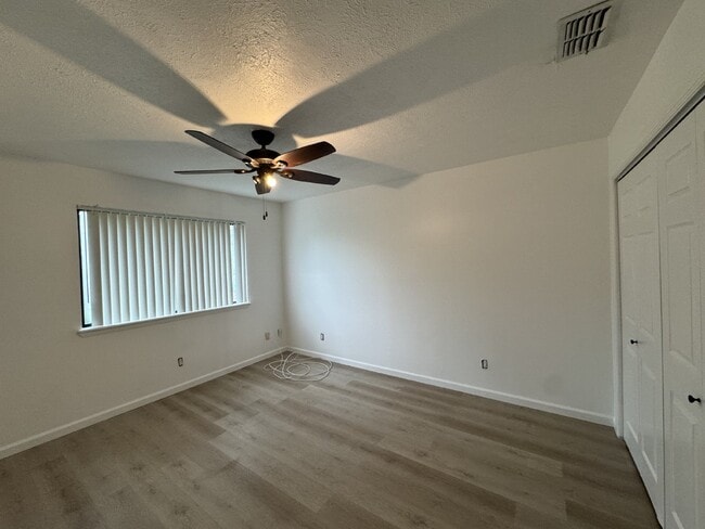 Building Photo - 2 Bedroom 1.5 bath Townhome - just RENOVATED