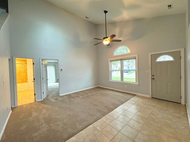 Building Photo - End unit Townhome in the heart of Chesapeake! Available Late July