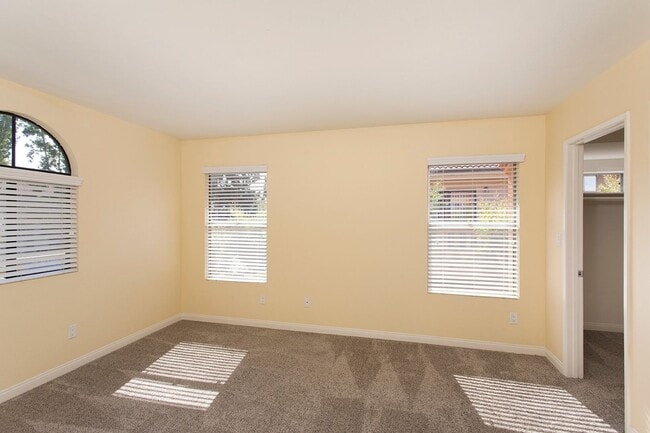 Building Photo - COMING SOON! 3BR Townhouse with Washer/Dry...