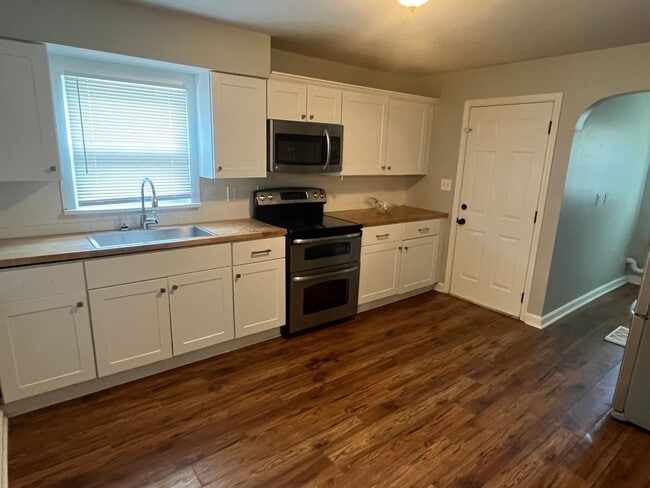 Building Photo - Perfect Small Affordable Family Home w/ Fe...