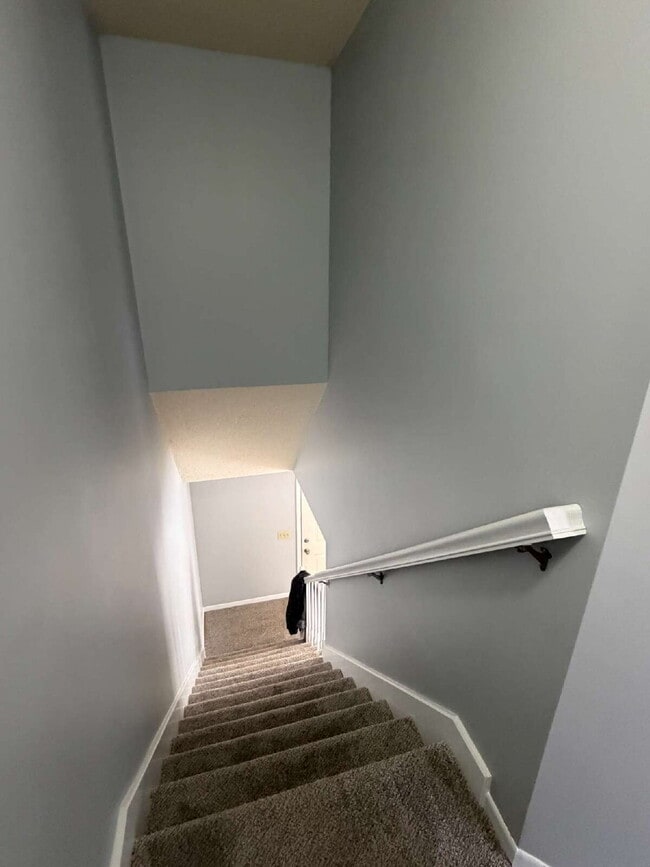 Building Photo - Newly renovated 2-bedroom 1.5 bath townhouse Near Merle Hay Mall!