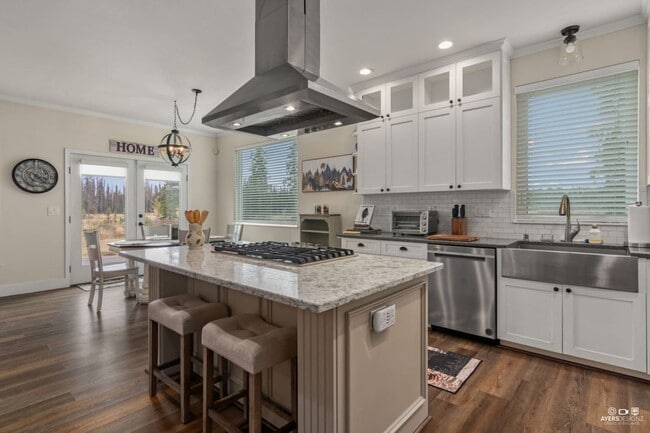 Building Photo - SEASONAL RANCH HOME