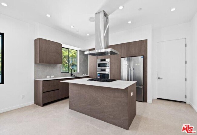 Building Photo - 307 N Wilton Pl