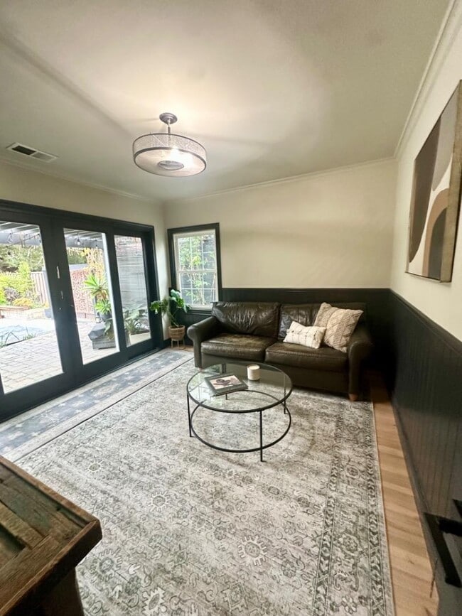 Building Photo - 456 King St