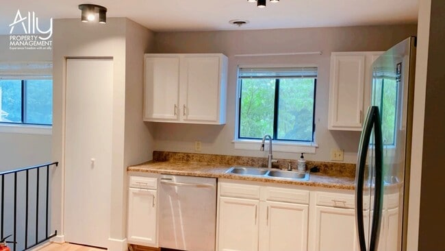 Building Photo - 583 Southampton Ct