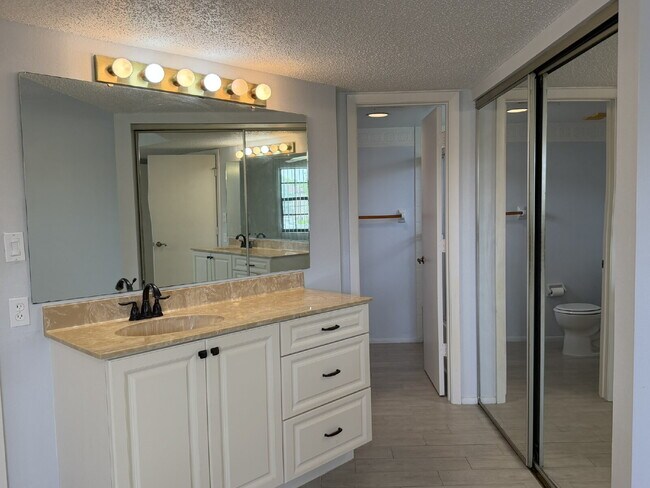 Building Photo - "2-Bed, 2-Bath Condo in Oaks IV - Your Cozy 899 Sq. Ft. Haven Awaits!"