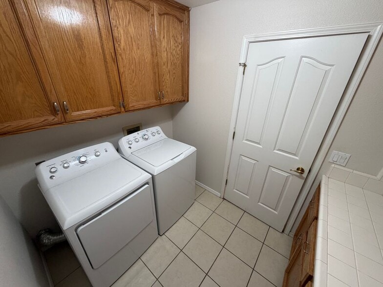 Building Photo - 385 S Acacia Dr
