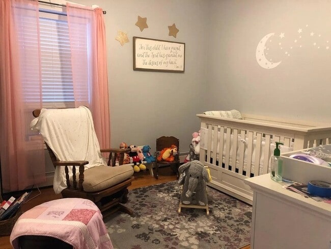 Building Photo - 5106 W Sunnyside Ave