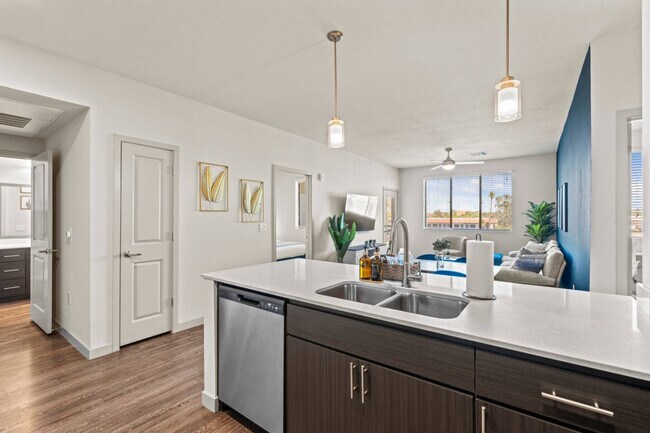 Building Photo - 711 W Broadway Rd