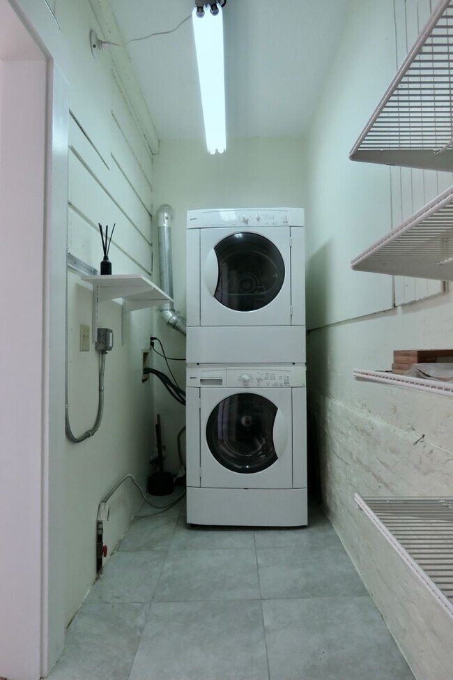 Building Photo - Freshly Updated Pet Friendly First Floor with Parking and Laundry