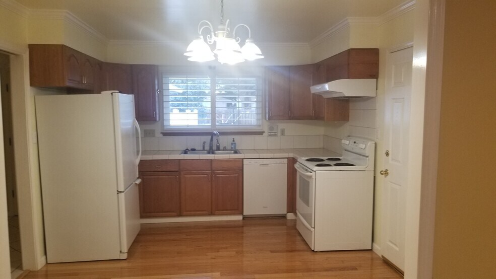 Building Photo - 2221 Homewood Dr