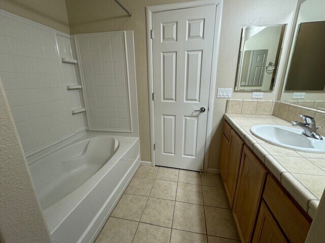 Building Photo - Charming 1 bedroom - 1 bathroom multi-level condominium in Sacramento