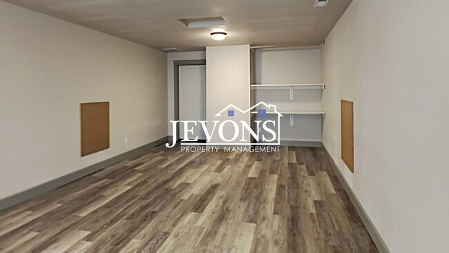 Building Photo - Spacious home with fully equipped kitchen and 2-car garage near Stewart Park