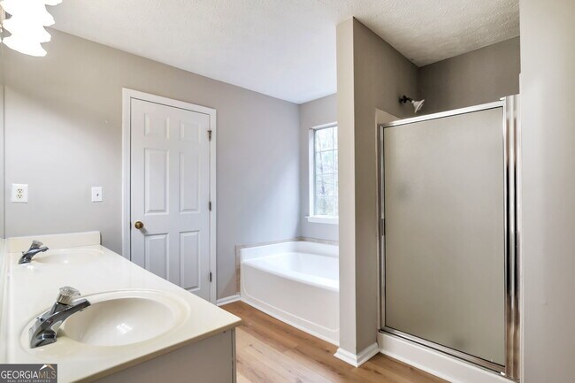 Building Photo - 5901 Valley Green Rd