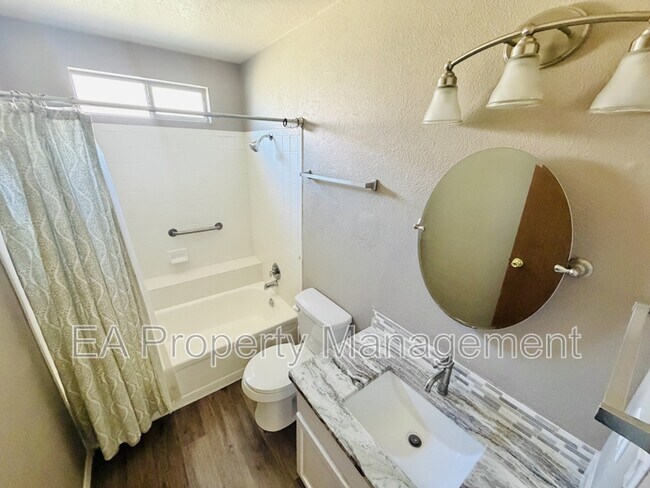 Building Photo - 5300 Overlook Dr NE