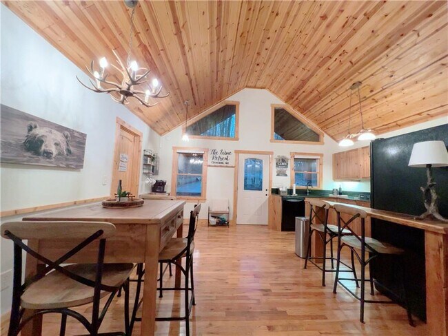 Building Photo - 532 Highland Trail