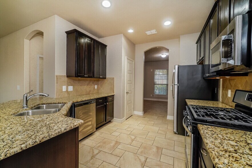 Building Photo - 640 Community Dr