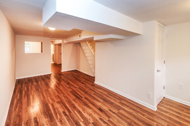 Building Photo - Renovated Columbia Heights 3BD Rowhome wit...
