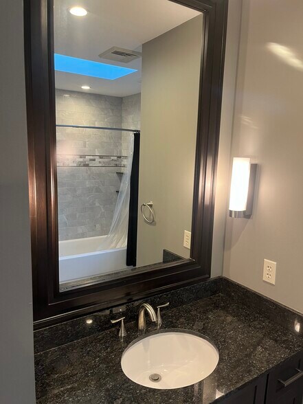 Building Photo - 423 Hickory Dr