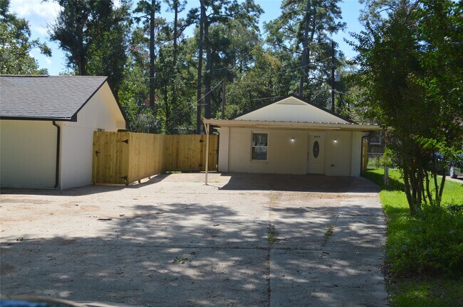Building Photo - 214 Basswood Dr