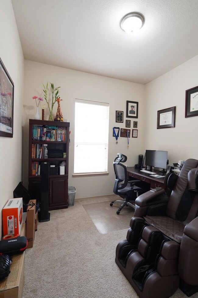Building Photo - Spacious and well-maintained home located in the established community of Arlington!